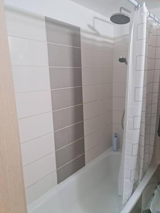 מרחק נגיעה בתקווה Apartment Petach Tikva Ngoại thất bức ảnh